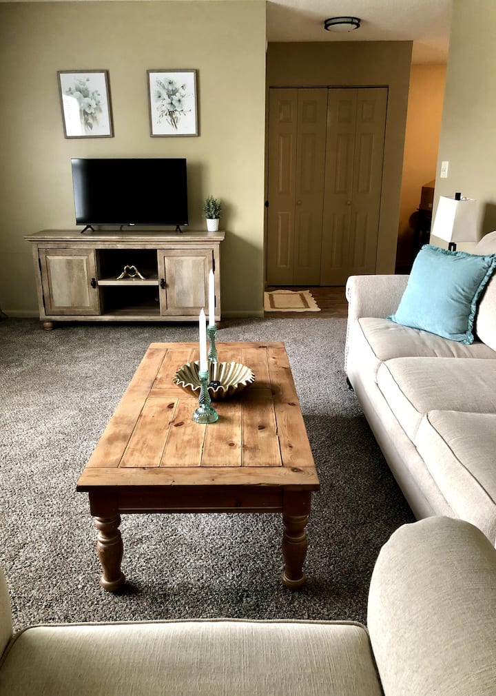 Cozy, Comfy, & Convenient - 1 Bedroom - Sleeps 4 - Olathe, KS