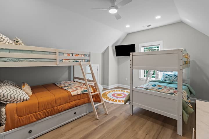 Chumba cha kulala cha ghorofa - vitanda 3 vya mtu mmoja na kitanda 1 cha watu wawili (jumla ya seti 2 za vitanda vya ghorofa)