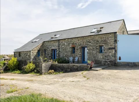 Stable: National Park, sea view, near coast path