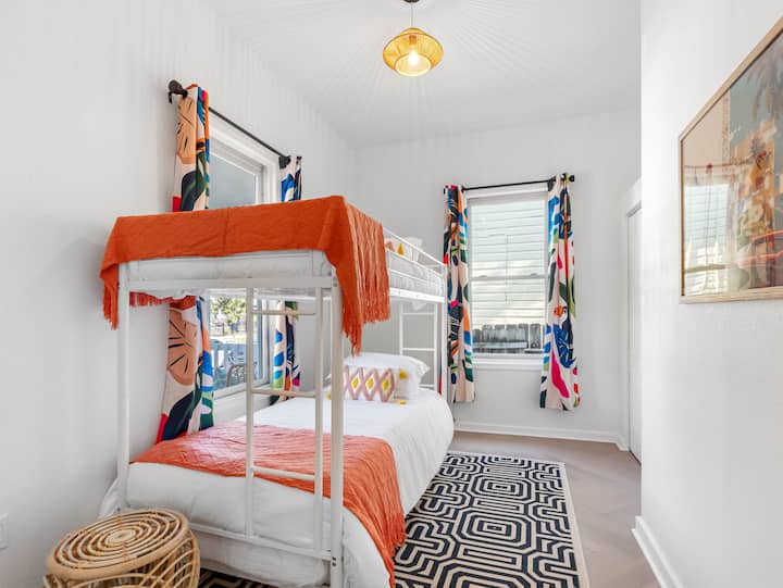 La chambre 3 dispose d'un lit superposé amusant et fonctionnel, parfait pour les enfants ou les amis qui veulent se détendre et se ressourcer.