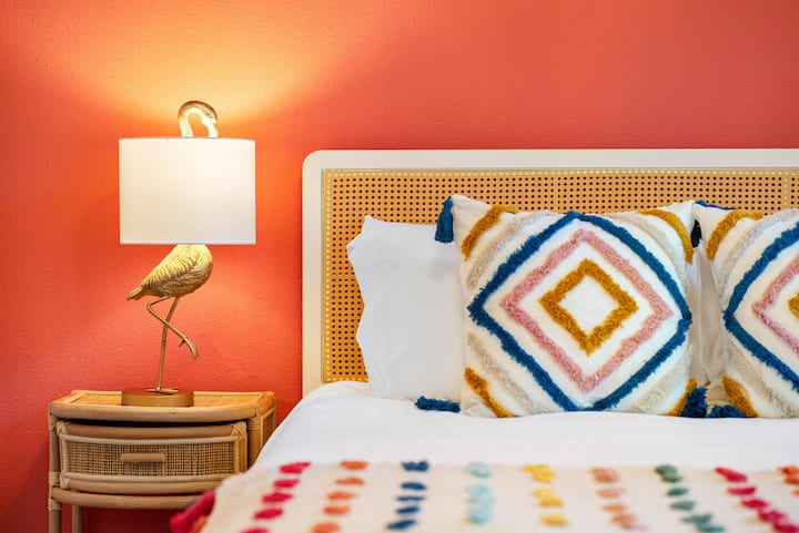 Détendez-vous dans la chambre principale où les couleurs vives et éclatantes créent une retraite énergisante et confortable.