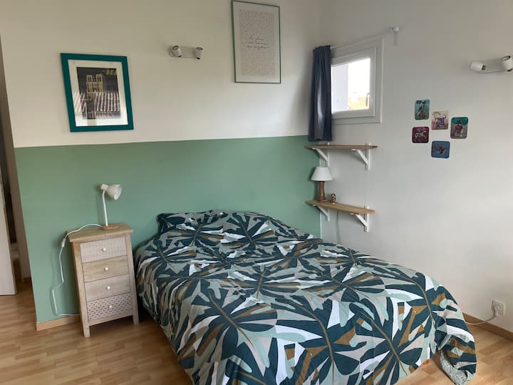 Habitación de arriba, colchón 140x190, escritorio, vistas a la piscina.