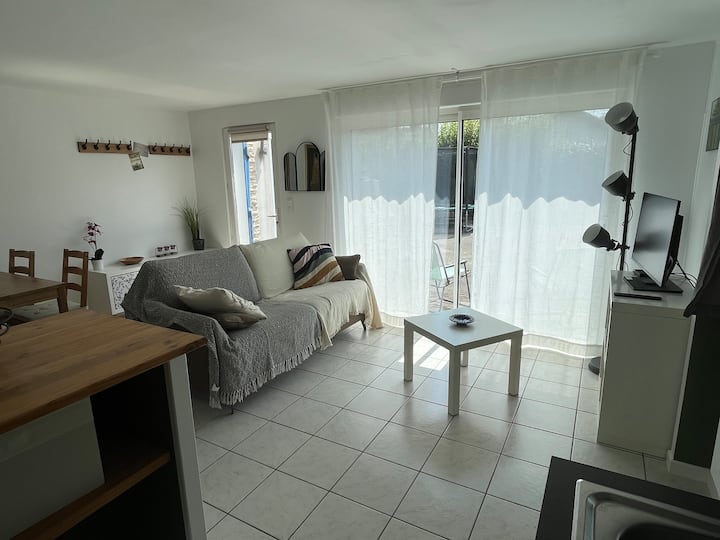 Salón/cocina de la T1 en la planta baja del jardín con vistas al patio. Puede hacer habitación para 2.