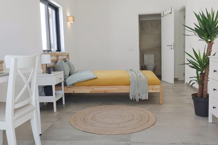 Dhomë me planimetri të gjerë, me krevat të rehatshëm, qasje të hapur në banjën private dhe tone neutrale relaksuese.