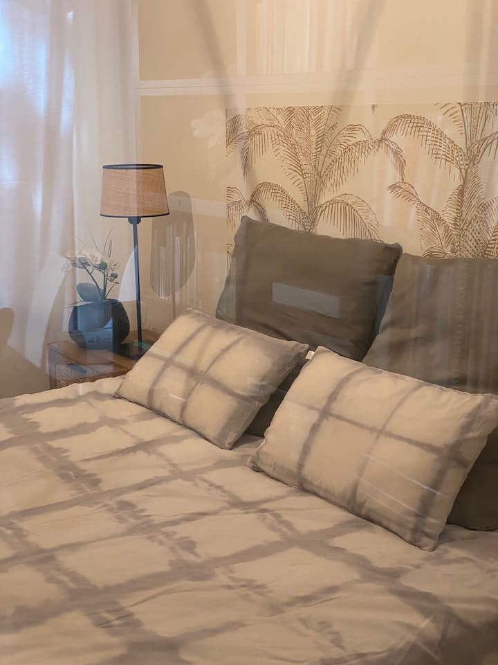 En la planta baja, una hermosa habitación con una decoración cuidada con una cama para 2 personas en 140. 