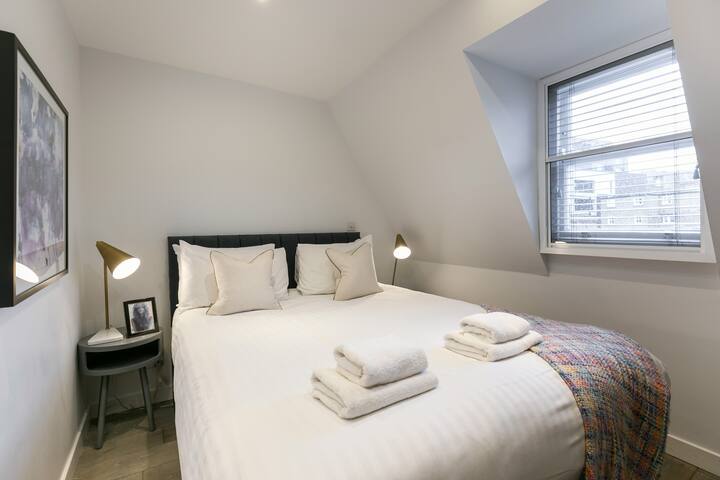 Central 2BR penthouse w/ spacious living area gallery image 5