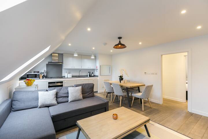 Central 2BR penthouse w/ spacious living area gallery image 2