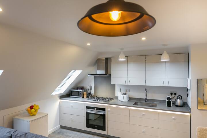 Central 2BR penthouse w/ spacious living area gallery image 3