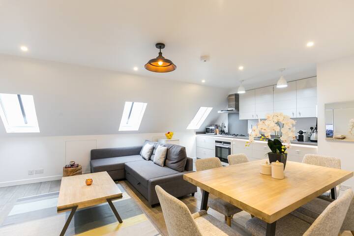 Central 2BR penthouse w/ spacious living area gallery image 4