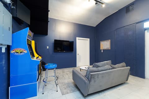 Successful Airbnb property: Luxury Spacious VILLA 10 min walk to beach in Hollywood