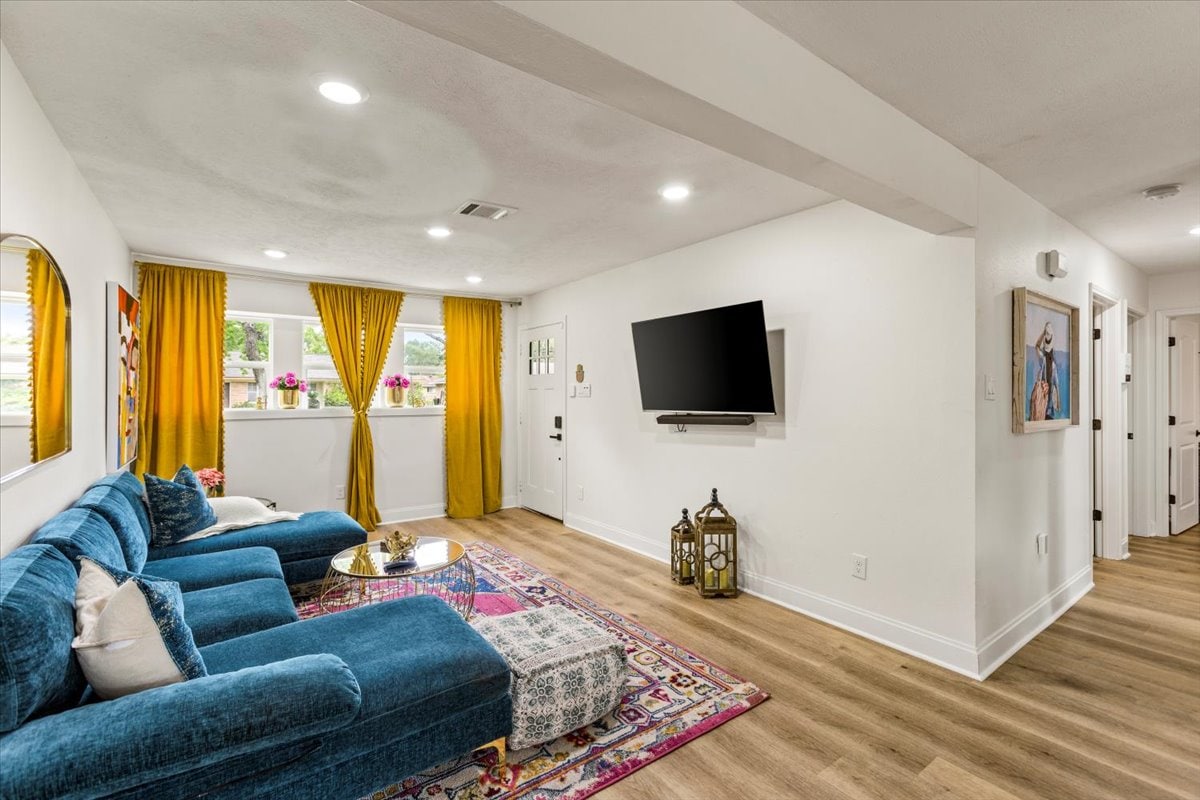 Popular Airbnb listing: Unique & Colorful Oasis: 10 Min to NRG in Houston