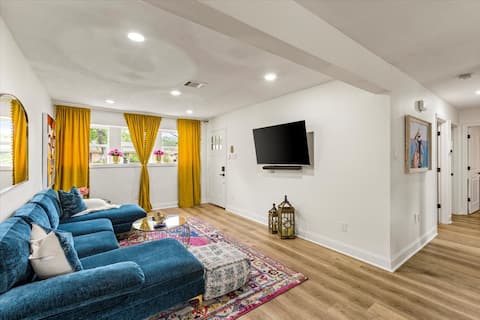 Popular Airbnb listing: Unique & Colorful Oasis: 10 Min to NRG in Westbury