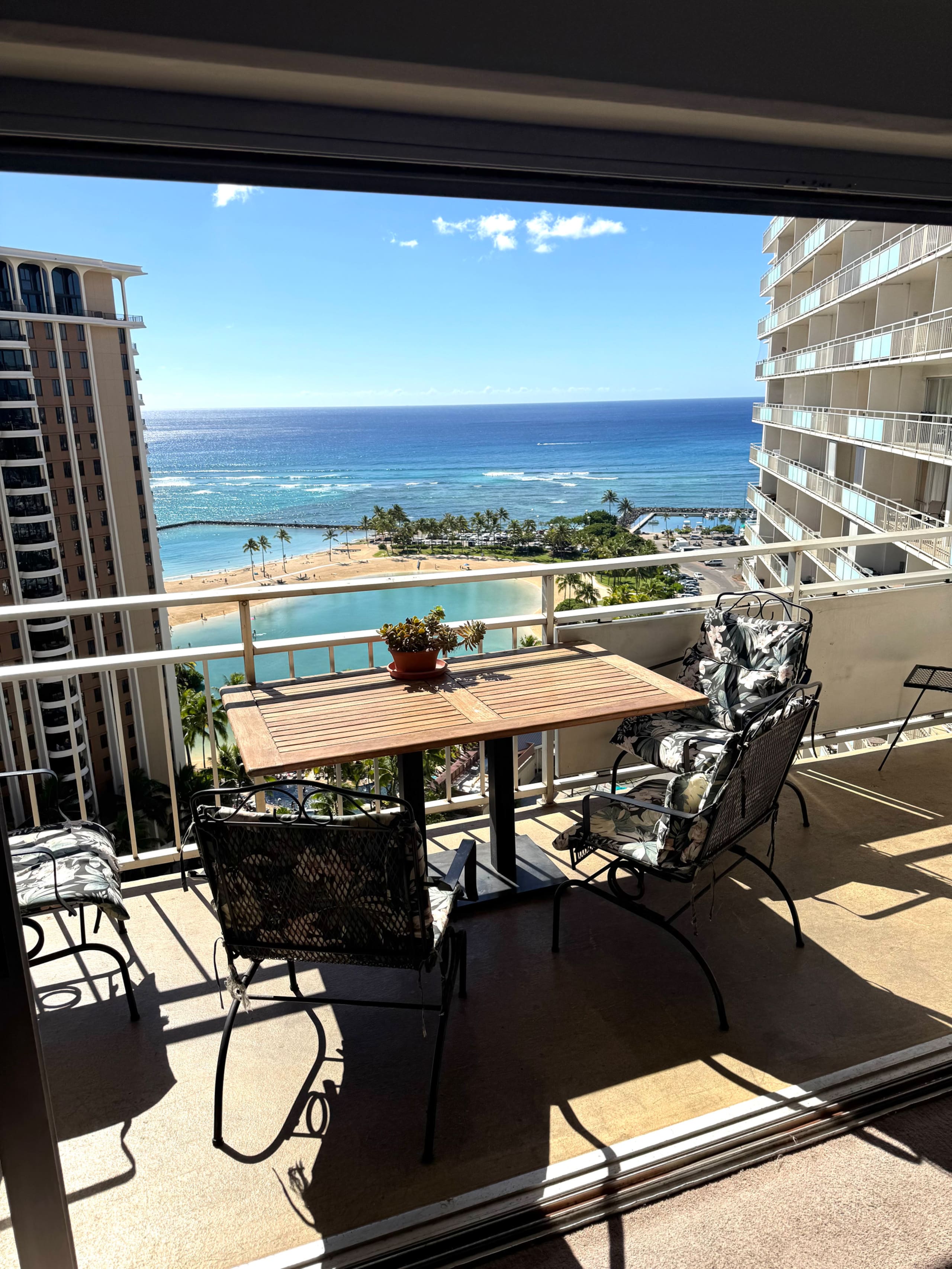 Condo in Honolulu · ★4.88 · Studio · 3 beds · 1 private bath - Image 1