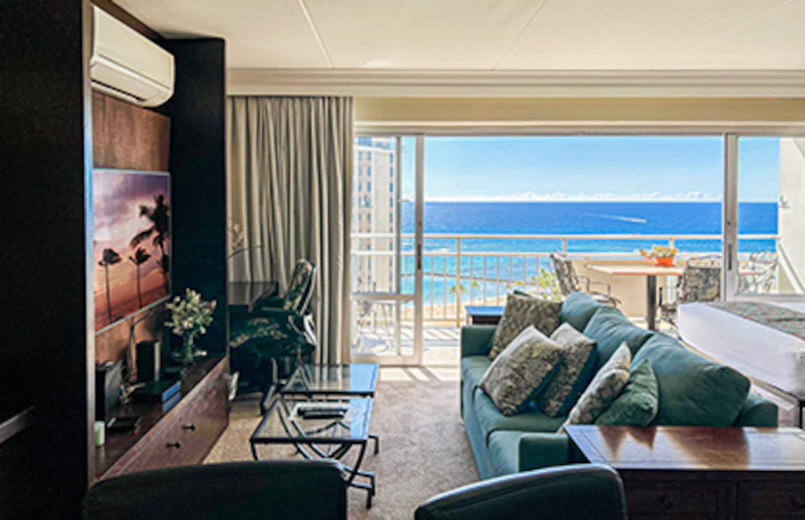 Condo in Honolulu · ★4.88 · Studio · 3 beds · 1 private bath - Image 3