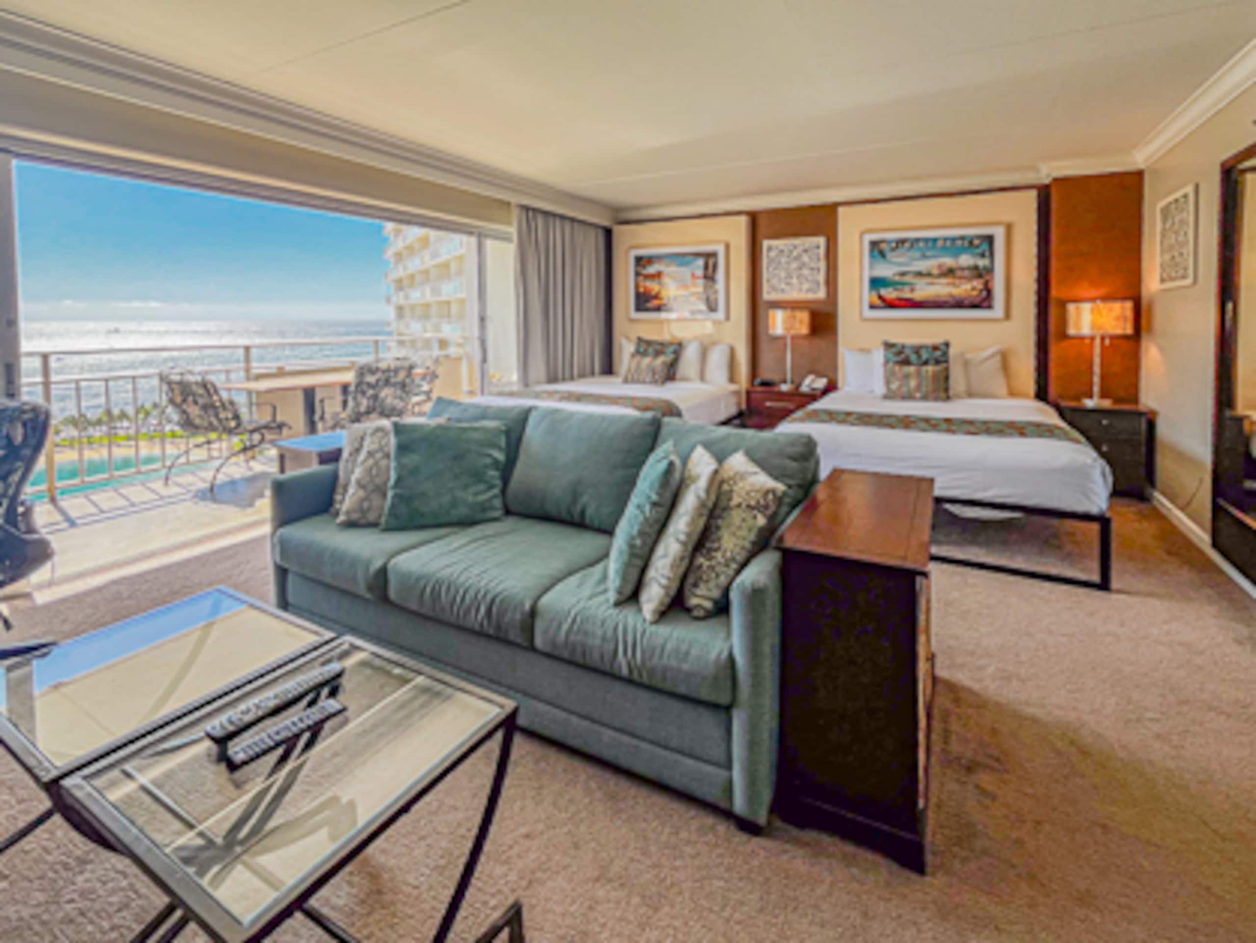 Condo in Honolulu · ★4.88 · Studio · 3 beds · 1 private bath - Image 2