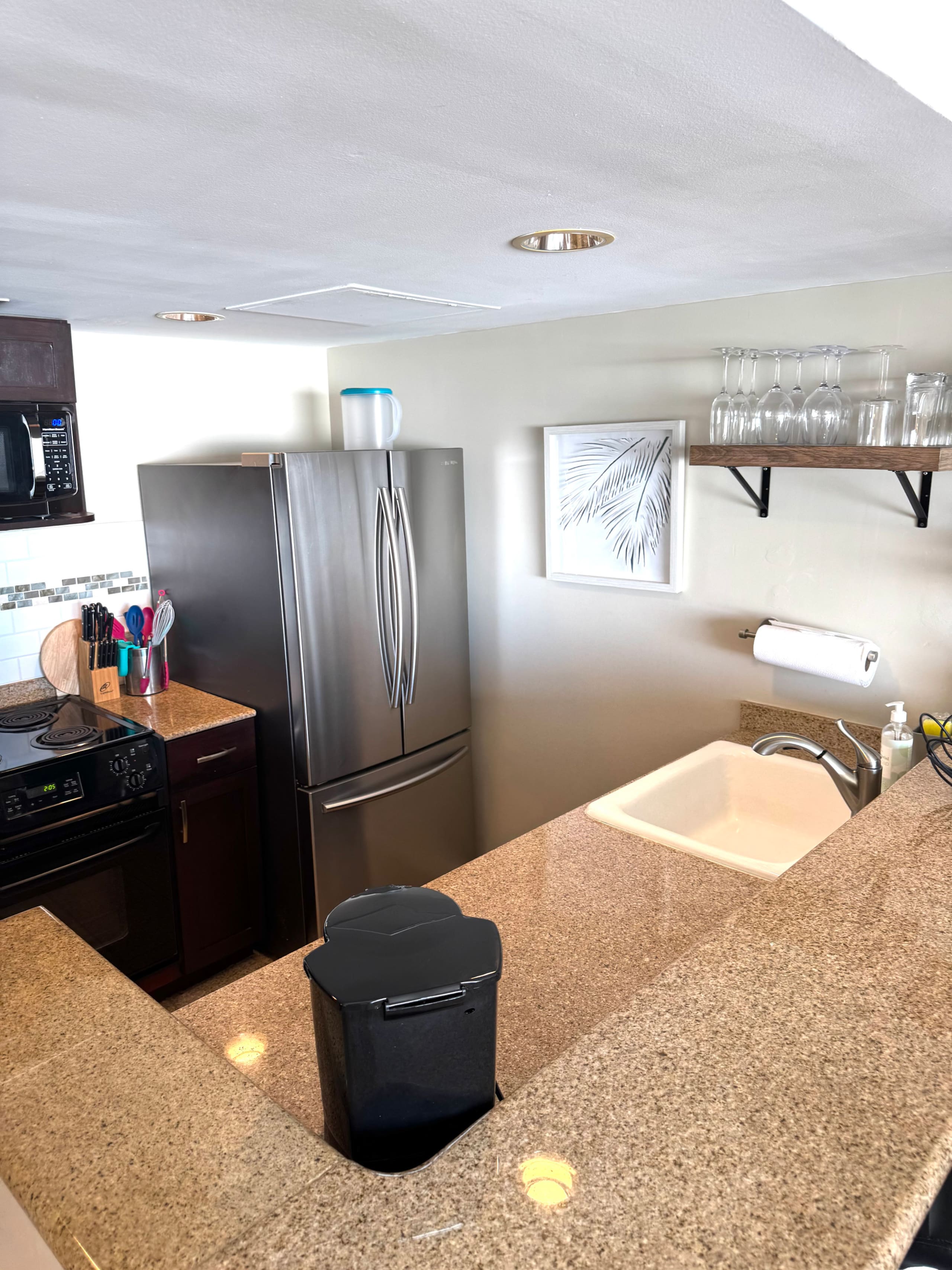 Condo in Honolulu · ★4.88 · Studio · 3 beds · 1 private bath - Image 7
