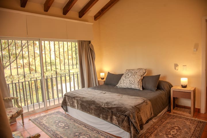 1 cama king size.
