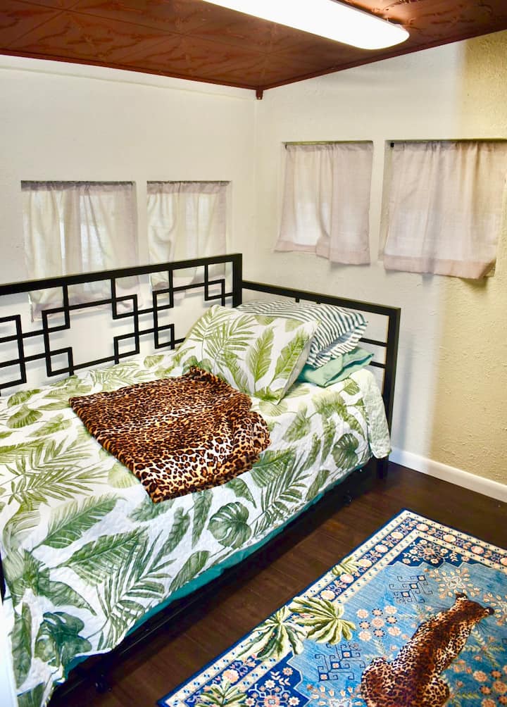 Собата во џунглата - со  многу удобен кревет на спуштање со 2 душека.   Совршена и забавна соба за тинејџерите или децата!