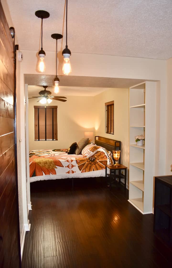 Брачен кревет (широк 150-179 см) - со станици за полнење на таблата - држачи за 2 ноќевања, полица за багаж на биро (простор за работа), плакар и главна бања.