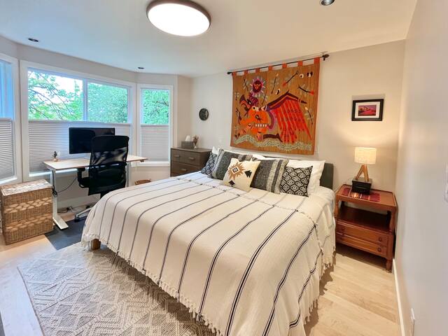 MadisonModern: walk to dining & Madison Park gallery image 4