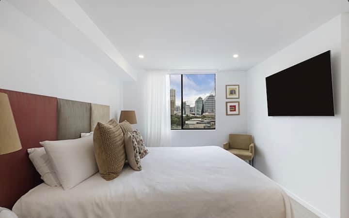 在豪华加大双人床上醒来，悉尼早晨的天际线和海港美景映入眼帘。 房间还配备智能电视，为您带来舒适和娱乐。

马上预订！
限时提供！
