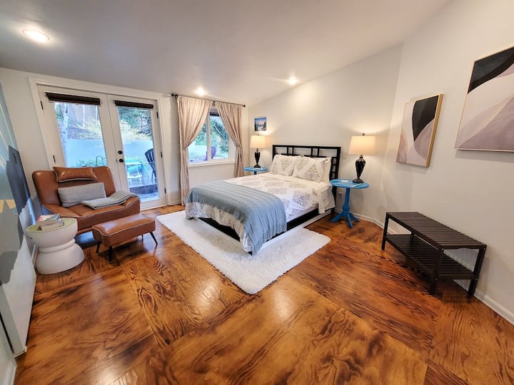 Kjo është dhoma kryesore e gjumit në katin kryesor. Ka një dollap shëtitës, banjë ngjitur dhe dyer franceze në kuvertën e poshtme me oxhak. Kam bërë dyshemetë, dritaren dhe muralin :)