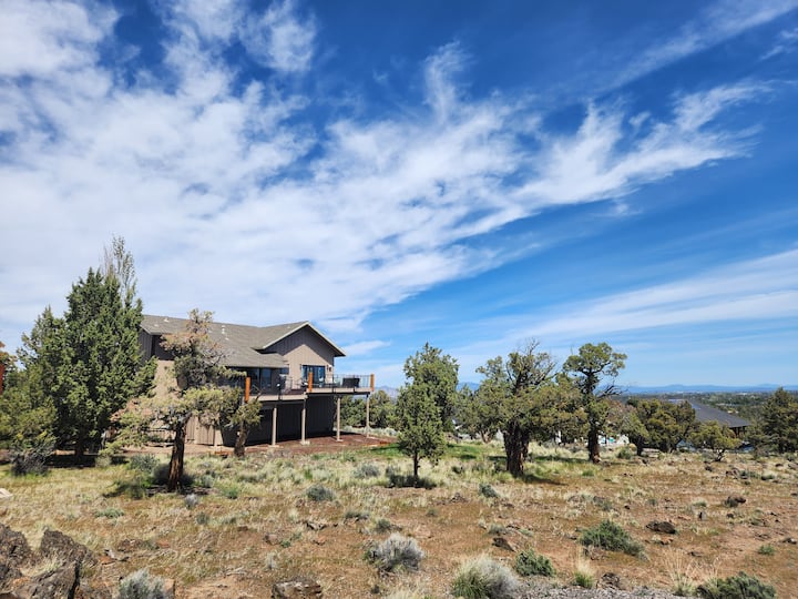 Family fun in Eagle Crest. Hot tub, views, privacy