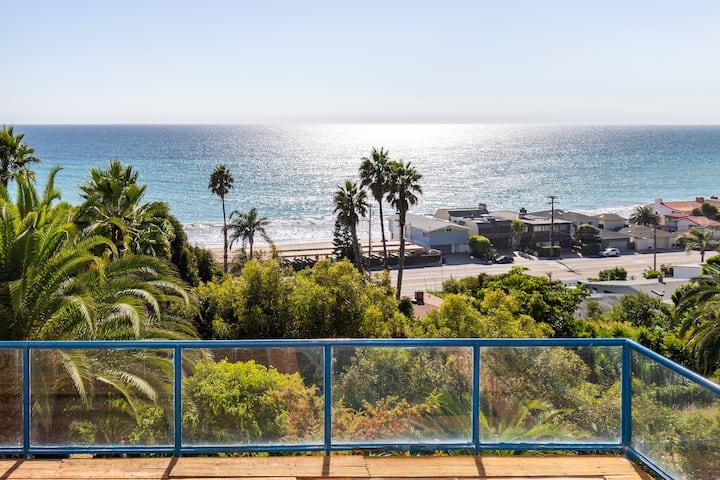 Premium Photo An aerial view of zuma beach and mountains against