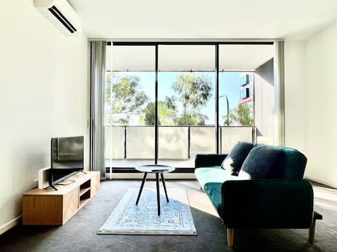 Modern Hurstville 1BR Free Parking Near Train Shop