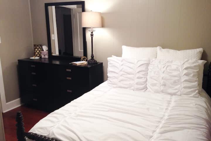 Voor (kleinere) slaapkamer biedt een full-size bed met een  gel foam topper. Dit bed biedt plaats aan maximaal twee gasten. De enige badkamer is toegankelijk via deze kamer; De slaapkamer herbergt ook de werkplek, compleet met een bureau, stoel en verlichting.