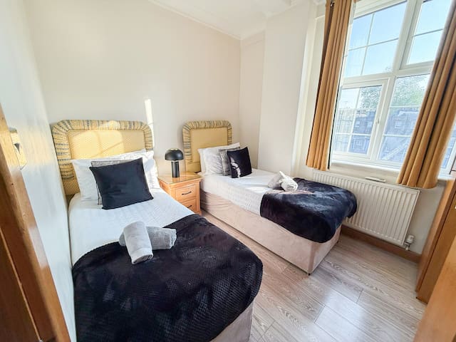 Cozy 4-Bed flat w/ AC near Hyde Park | Marylebone gallery image 5