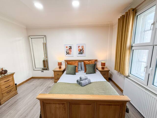 Cozy 4-Bed flat w/ AC near Hyde Park | Marylebone gallery image 3