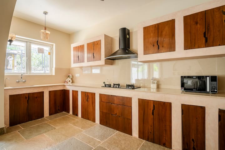 Full kitchen image 1