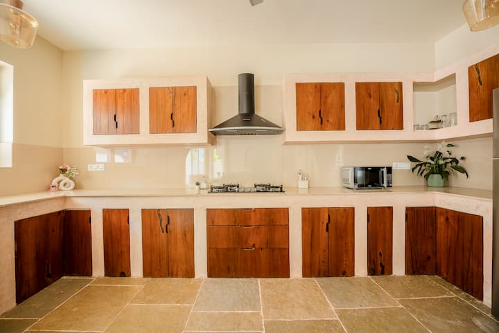 Full kitchen image 2