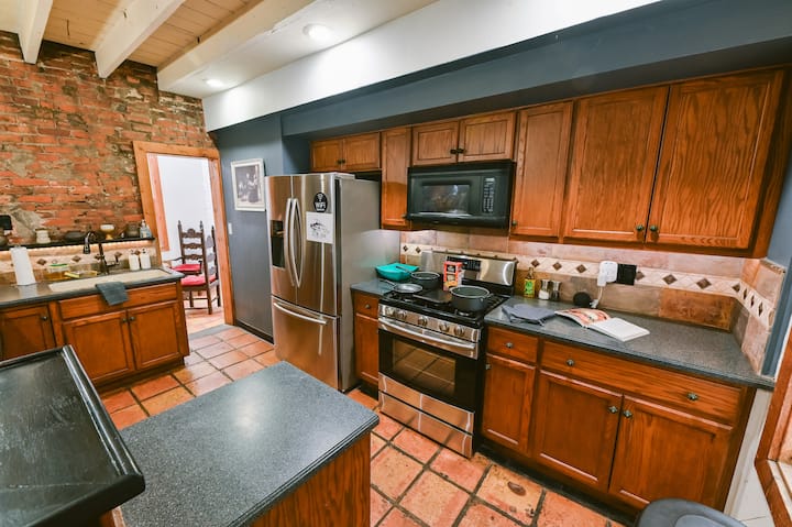 Ohio City | Hot Tub | Sleeps 10 | Downtown Cle - Cleveland, OH