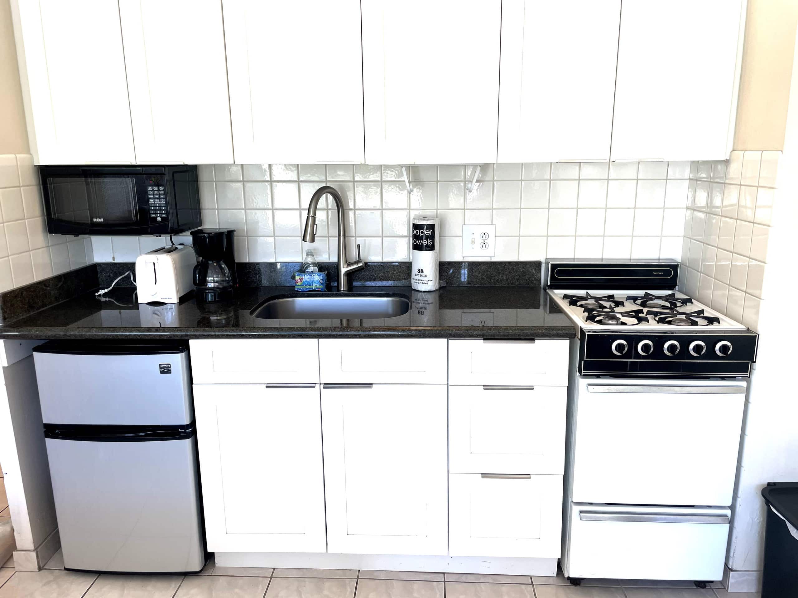 Condo in Honolulu · ★4.72 · Studio · 1 bed · 1 private bath - Image 2