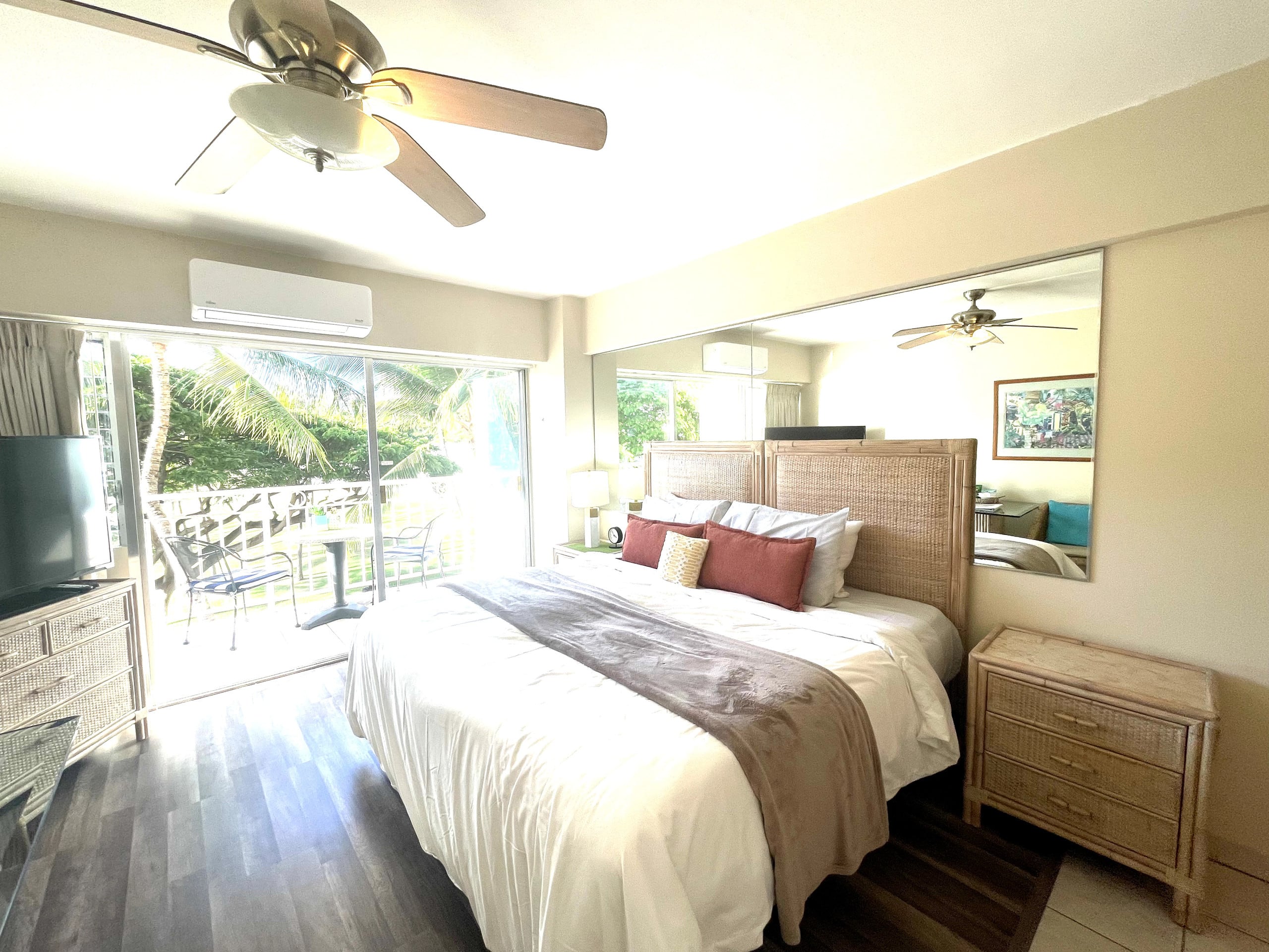 Condo in Honolulu · ★4.72 · Studio · 1 bed · 1 private bath - Image 8