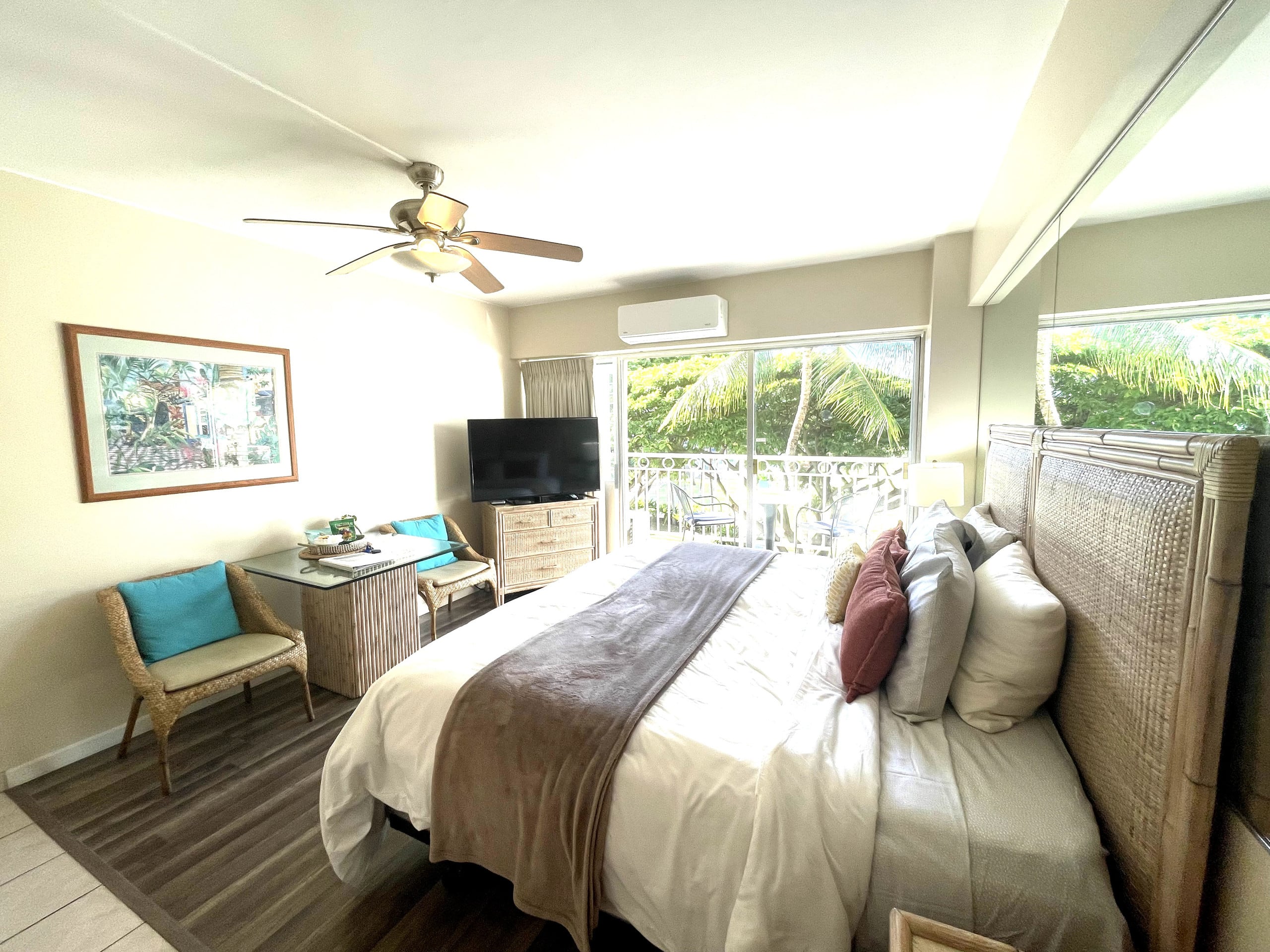 Condo in Honolulu · ★4.72 · Studio · 1 bed · 1 private bath - Image 10