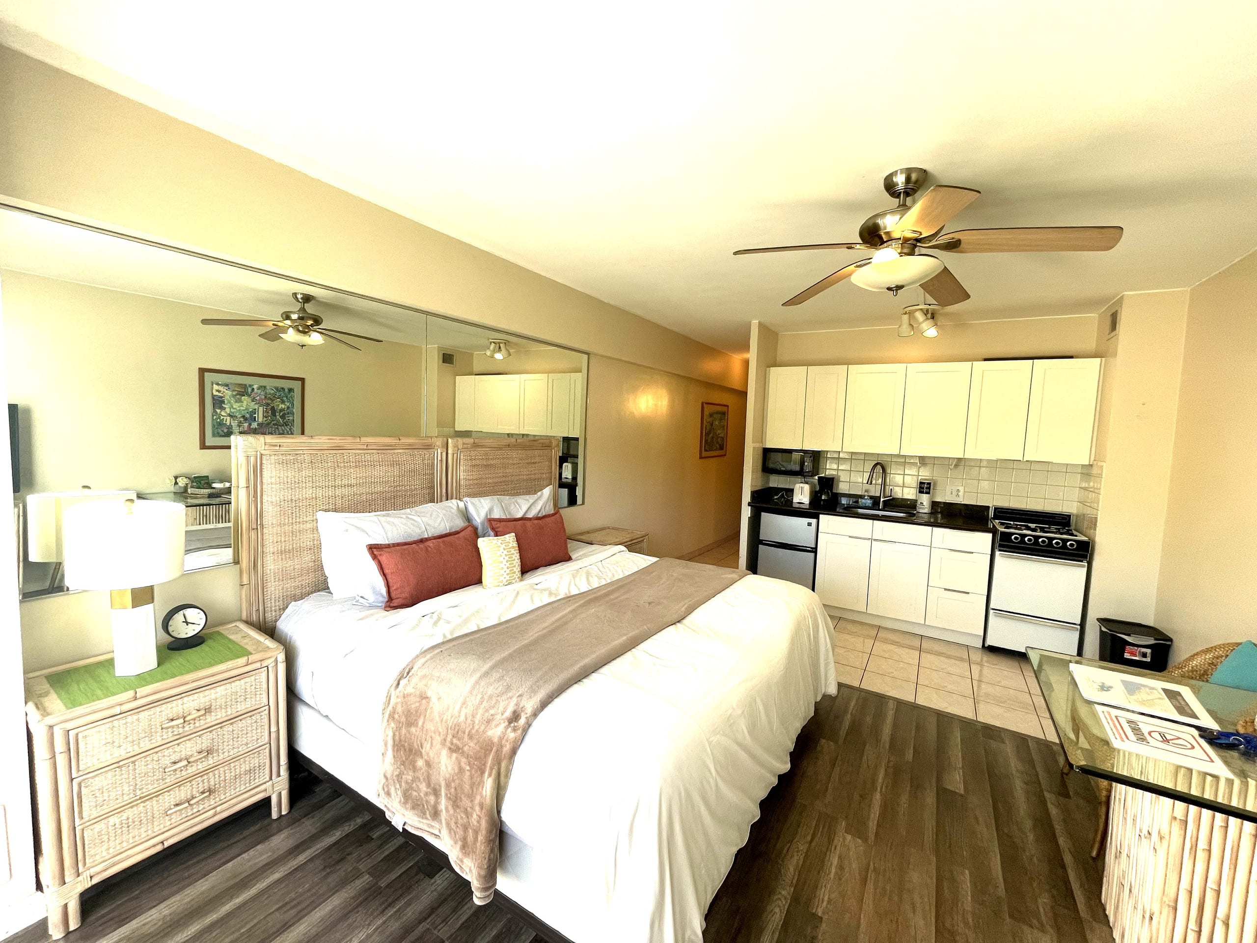 Condo in Honolulu · ★4.72 · Studio · 1 bed · 1 private bath - Image 11