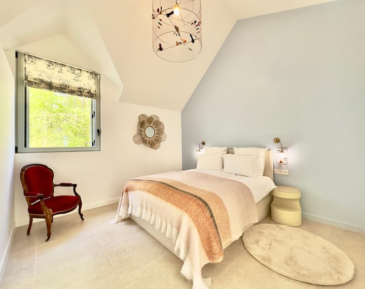 La chambre bleue est équipée d'un lit queen size (160 x 200 cm). Elle est adaptée aux personnes à mobilité réduite.