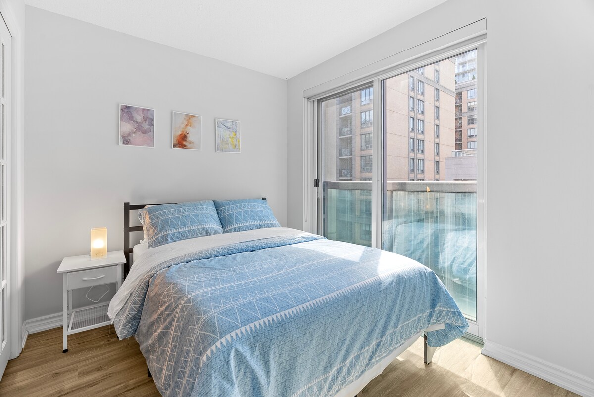 Espacio adicional para trabajar o dormir, la sala cuenta con una cómoda cama completa que se adapta a tus necesidades.