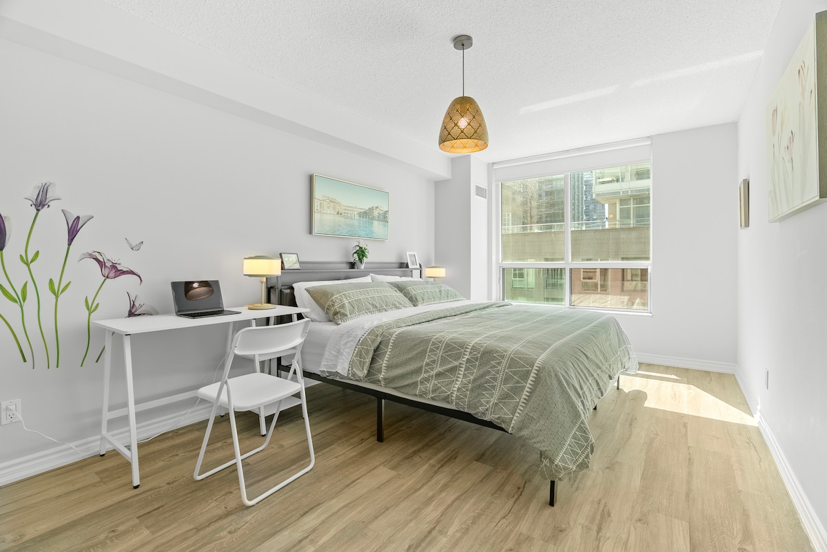 Duerme profundamente en dormitorios con sábanas de calidad hotelera, edredones lujosos y total comodidad.