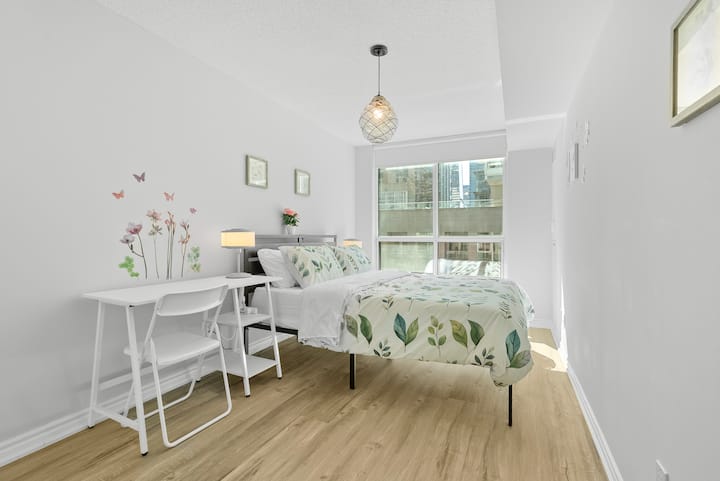 Спијте мирно во спални соби стилизирани со чаршафи со хотелски квалитет, кадифени јорганчиња и целосна удобност.