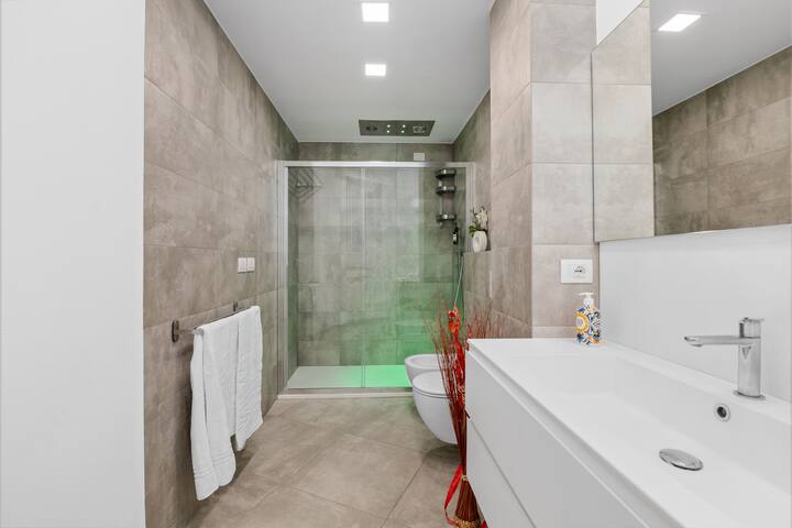 “Vista Milano” Penthouse in District Duomo+Comfort gallery image 5