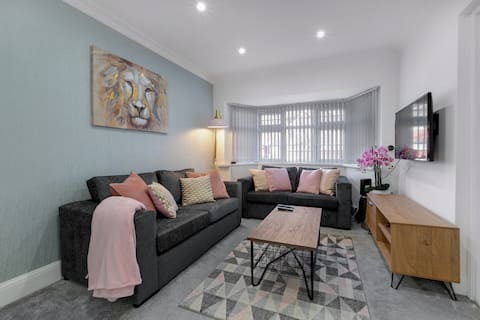 Successful Airbnb property: Family-Friendly 4-Bed near Parks & Transport Links in Perry Barr