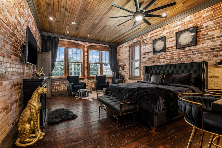 Gotham By Knight. Historic Downtown Loft - Gulf Breeze, FL