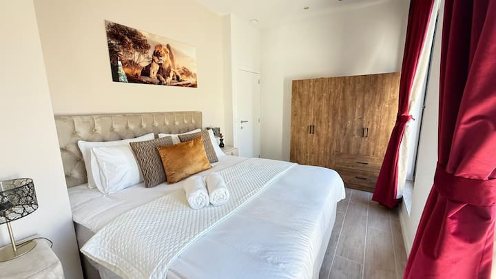 تحتوي غرفة النوم الرئيسية على سرير بحجم كينج وخزانة ملابس واسعة.