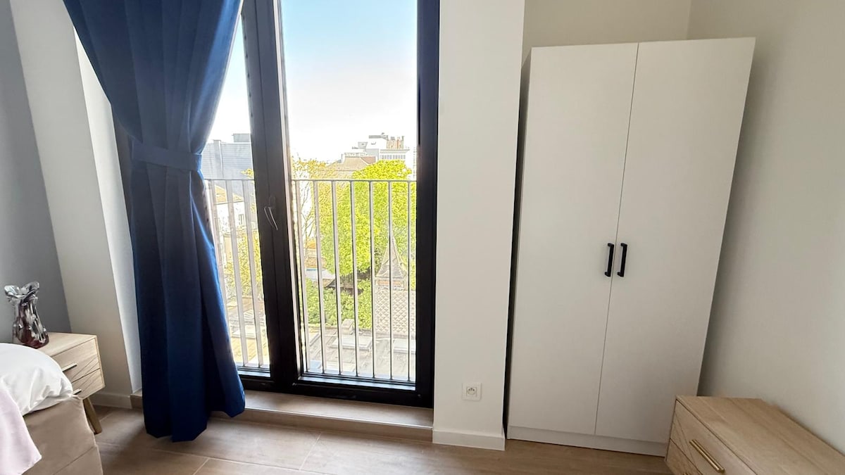 Spavaća soba II ima dva odvojena kreveta i prostrani ormar.