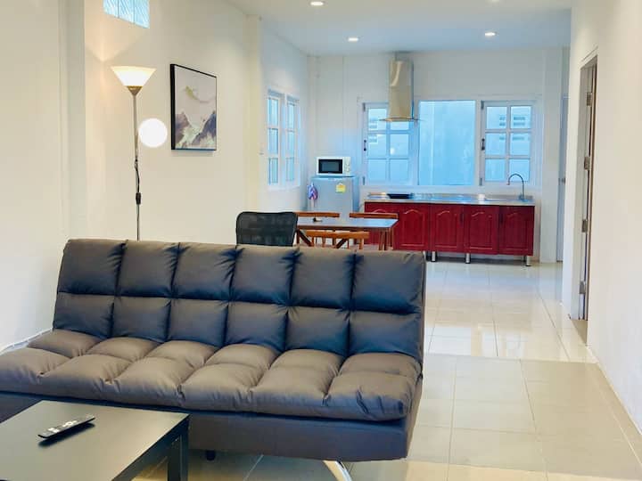 Moderan tropski ambijent. Ovaj kožni kauč može se pretvoriti u krevet.