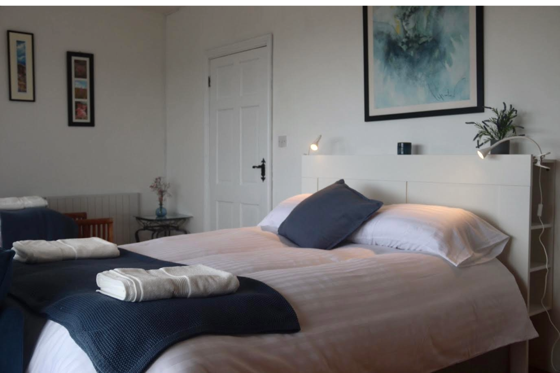 Seaview and Sunsets, Entire place, private entrance, Large Bedroom, Full kitchen and bathroom